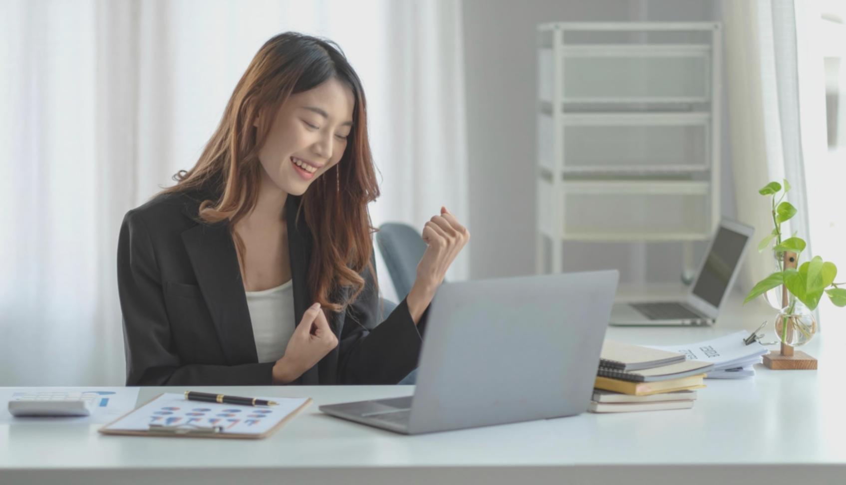 Experts en analyse SEO travaillant sur des données de crawl