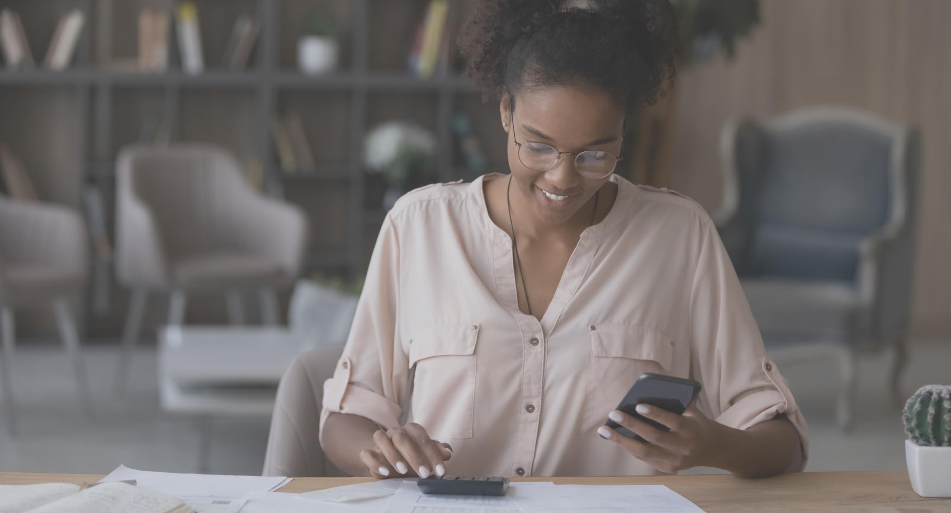 Espace de travail moderne avec ordinateur montrant un tableau de bord d'analyse SEO technique