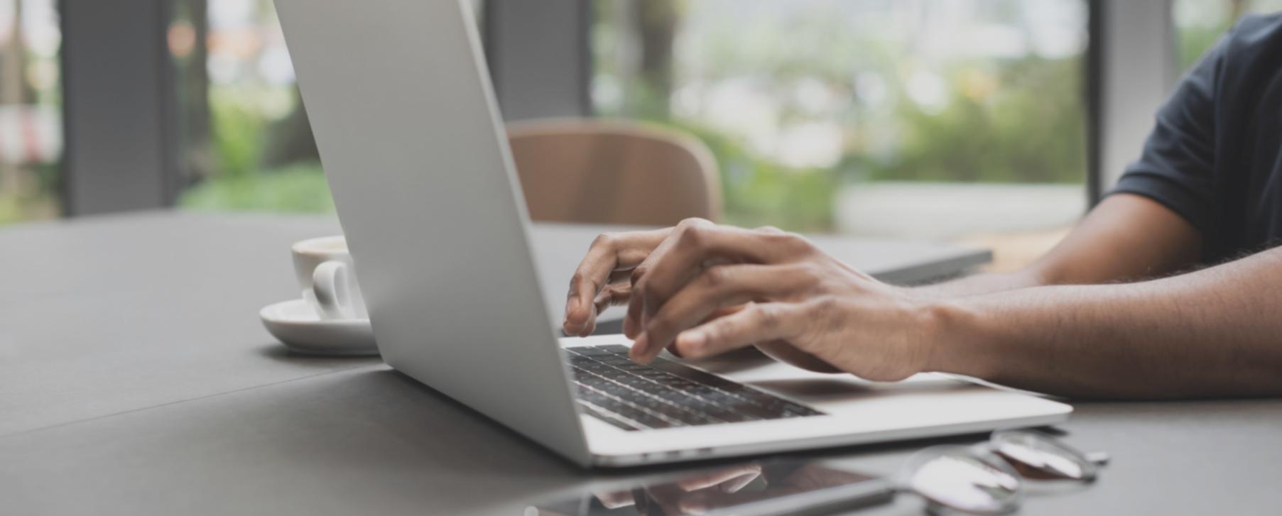 Tableau de bord d'analyse SEO montrant l'amélioration des métriques après optimisation